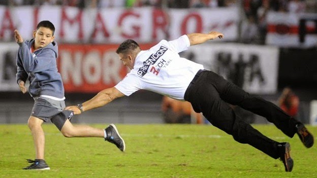 Futbal_Argentína_naháňačka chlapca